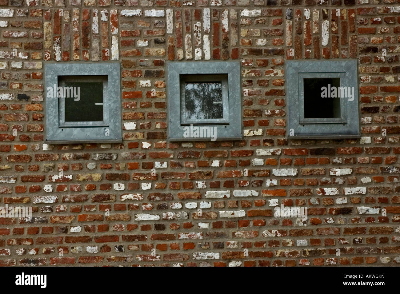 Windows in einer Mauer, Fenster in Einer Ziegelmauer Stockfoto