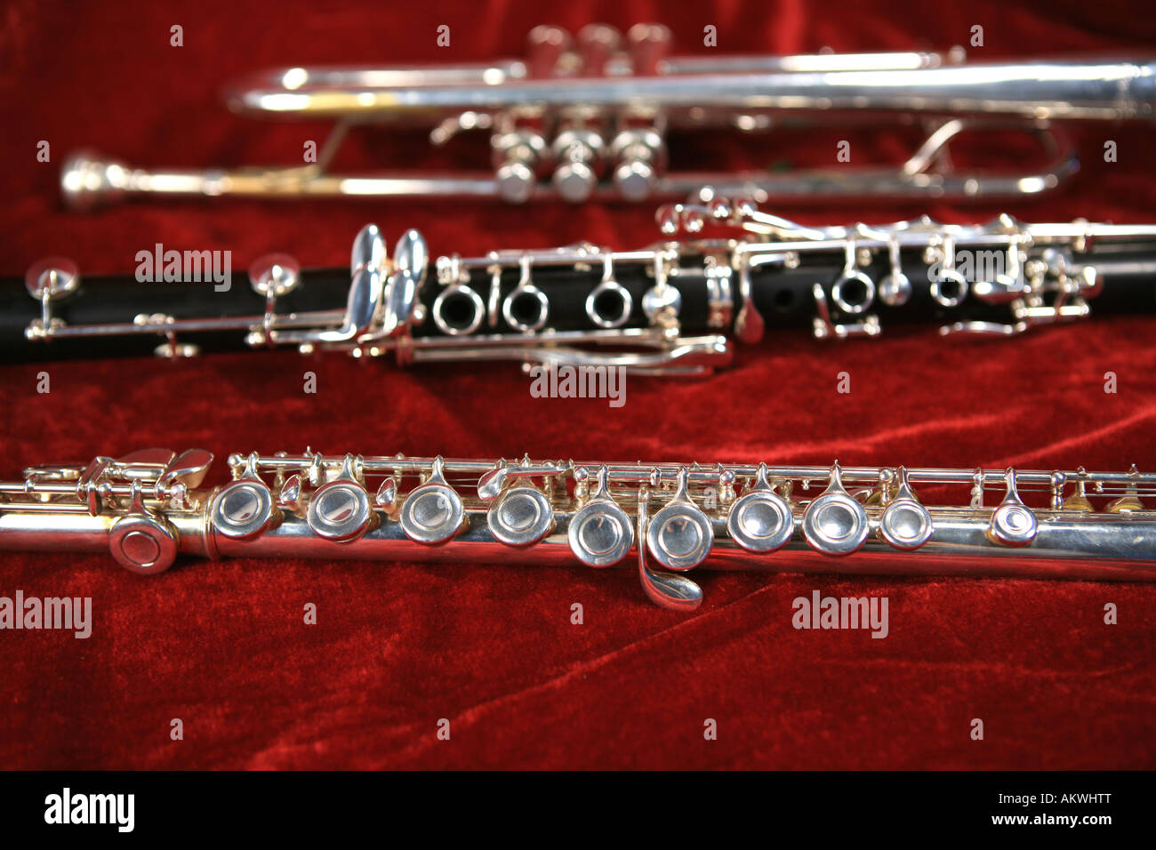 Querflöte, Klarinette und Silber Trompete auf rotem Samt Stockfotografie -  Alamy