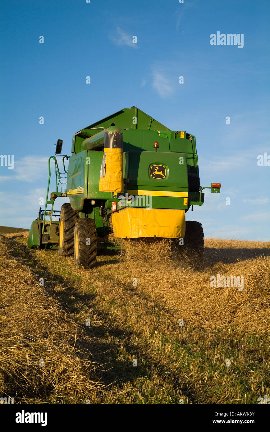 dh HARVESTING UK John Deere Mähdrescher Schneiden Gerste Orkney Feldmaschinen Orkney Orkney Stockfoto