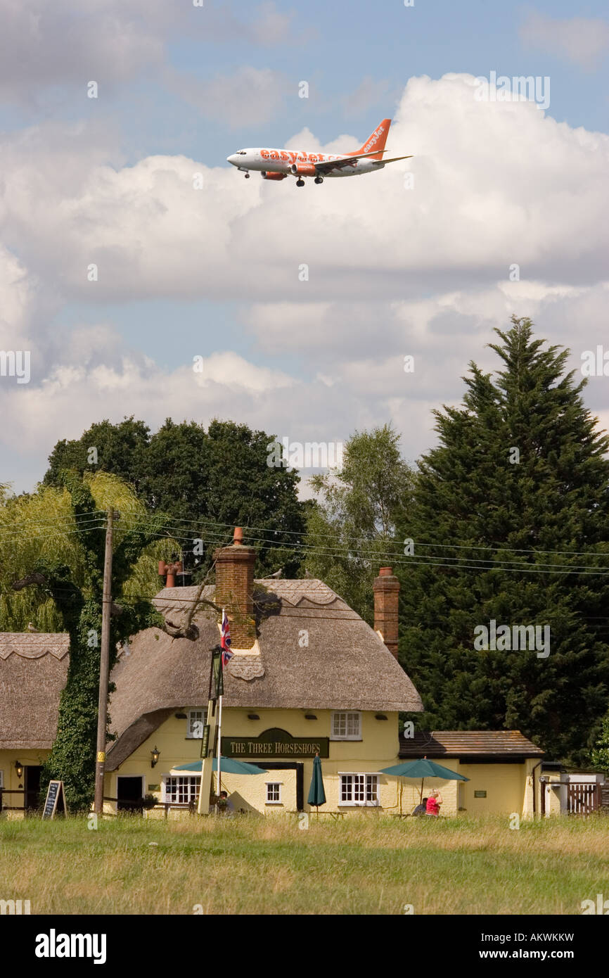 Niedrig fliegende Flugzeug über dem Dorf von Mole Hill Green in Essex in der Nähe von Flughafen Stansted in England Stockfoto