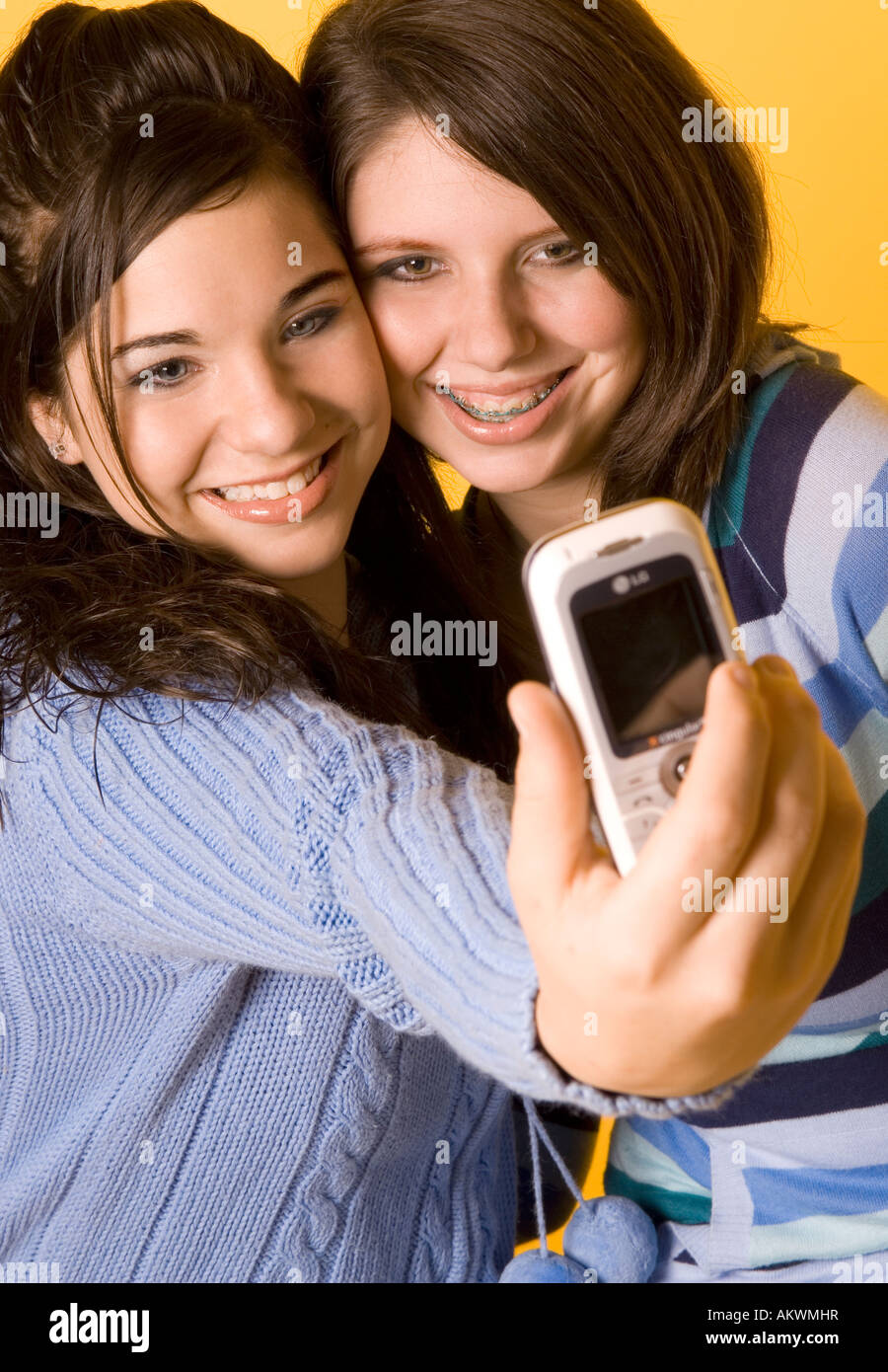 Zwei kaukasische Teenager-Freundinnen machen ein Selfie mit einem Smartphone in den USA. Stockfoto