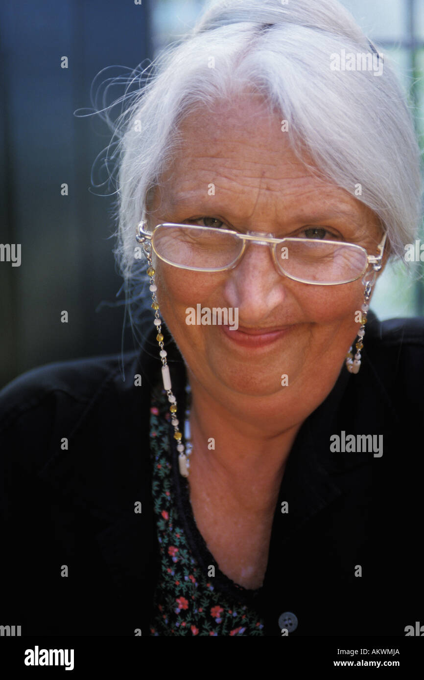 Porträts, ältere Frau mit Brille, Silber Haar, direkten Blick Stockfoto