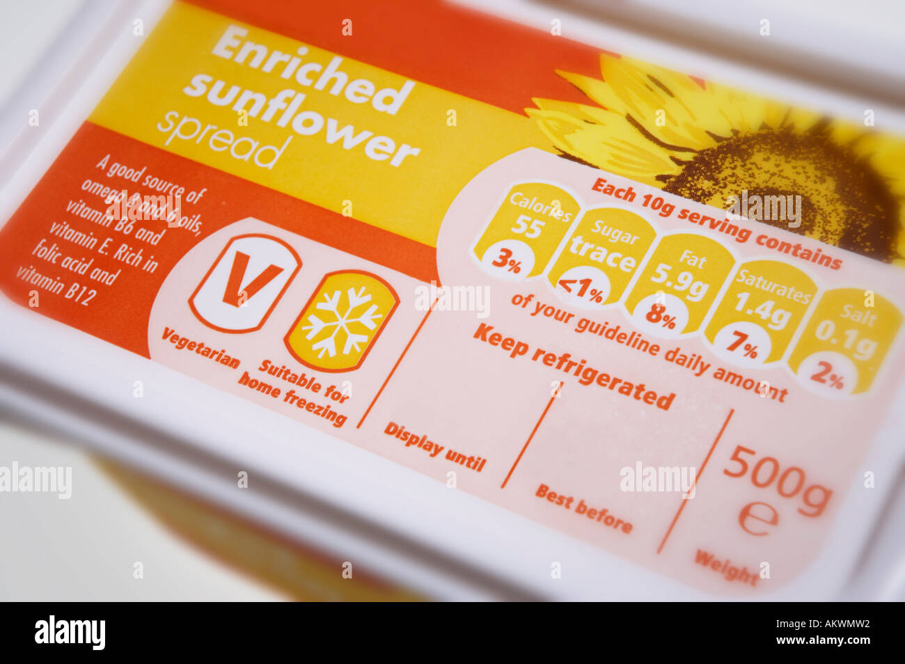 NÄHRWERTANGABEN AUF KUNSTSTOFF PACK SONNENBLUMEN AUSBREITUNG Stockfoto