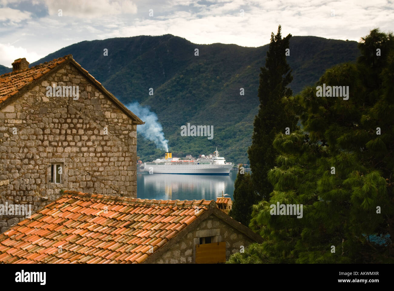 Ein Kreuzfahrtschiff übergibt die Stadt von Perast auf den Golf von Kotor in Montenegro Stockfoto