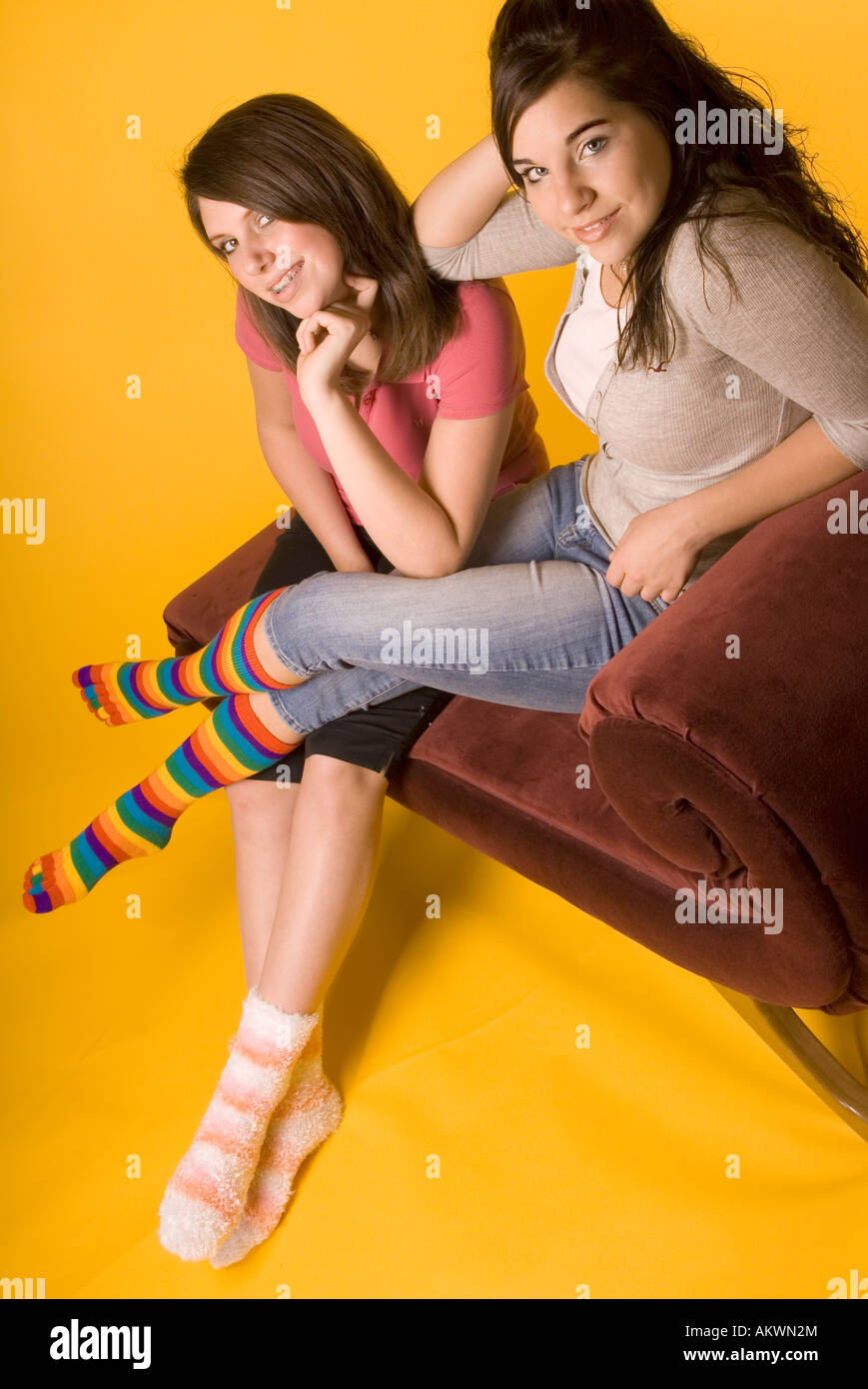 Zwei Teenager Mädchen 15 17 Tragen Bunte übereinstimmende Socken Usa