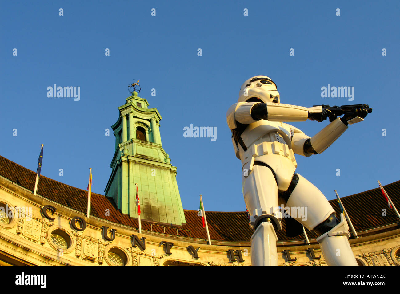 Star Wars Storm Trooper mit Blastergewehr Wache vor London County Hall, South Bank, London, England Stockfoto