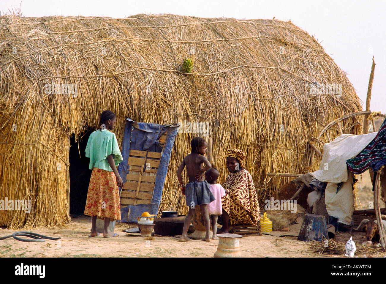 Ein Fulani Familie Lager am Ufer des Flusses Niger während der Trockenzeit in Mali Stockfoto