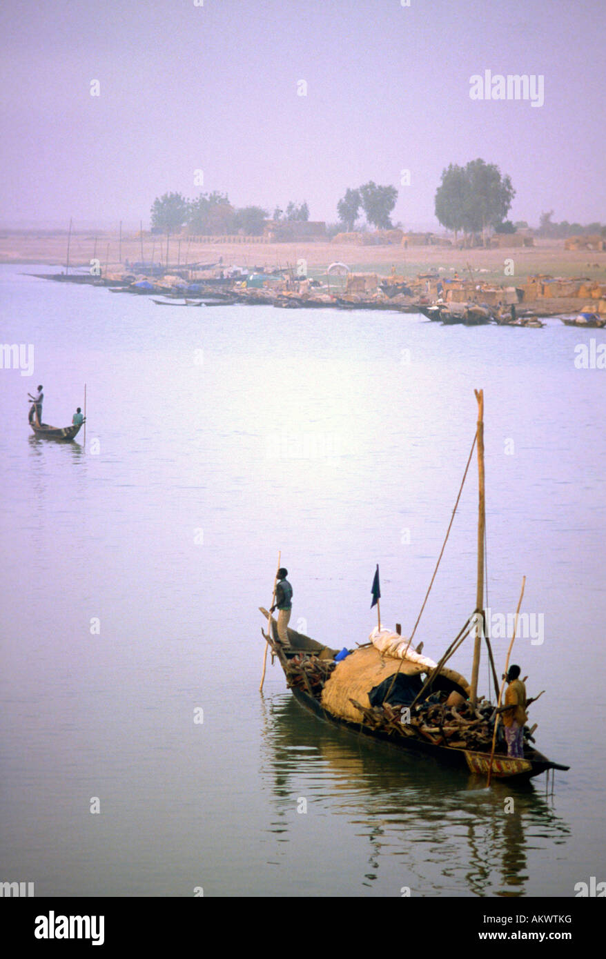 Traditionelle Holzboote oder Pirogen auf dem Fluss Niger Mali Stockfoto