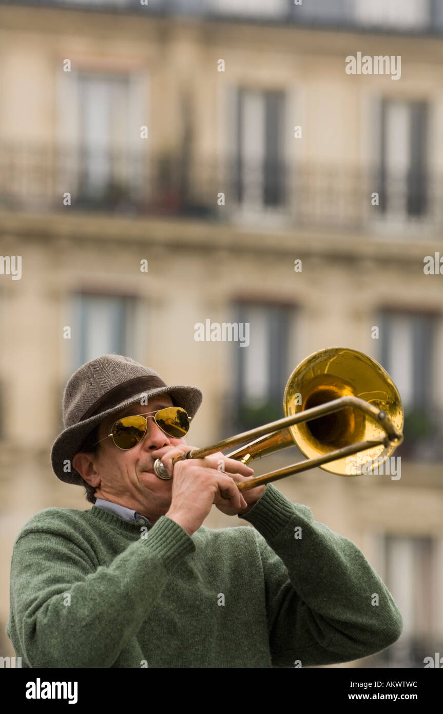 Frankreich, Paris, Street Band Posaunist Stockfoto