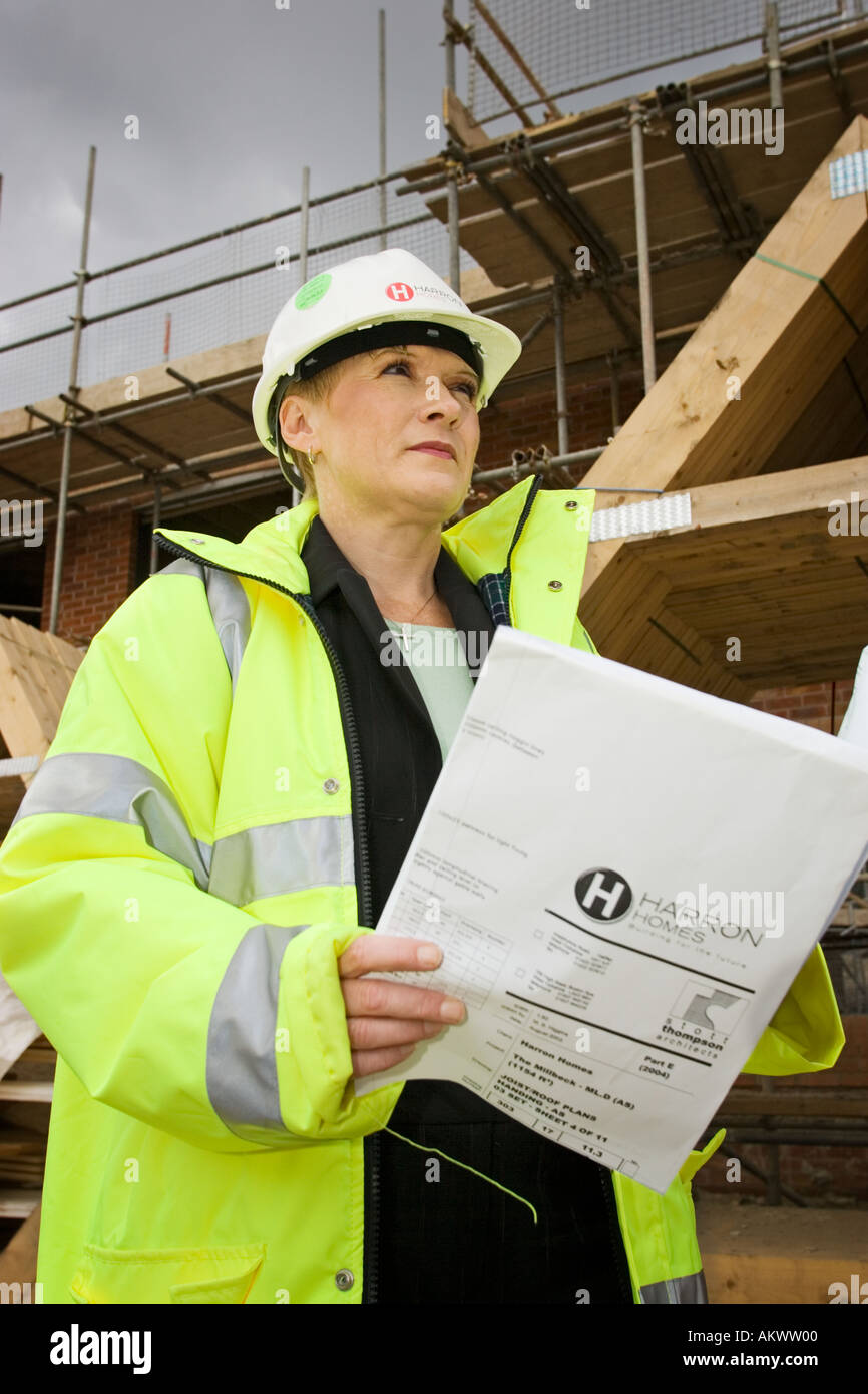 Frau Landvermesser Inspektion eine Neuentwicklung Stockfoto