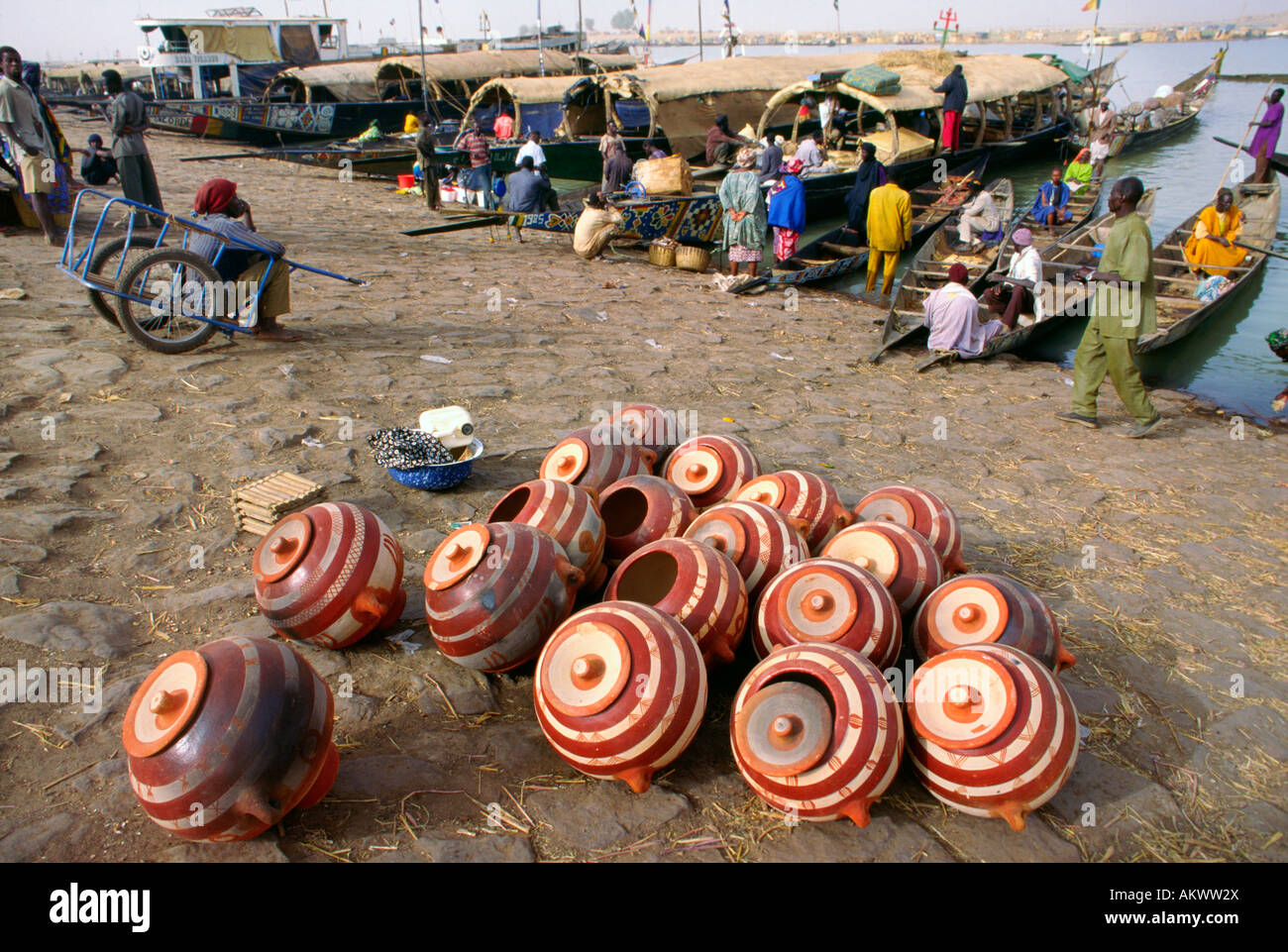 Tontöpfe warten für den Transport an den Ufern des Flusses Niger in Mopti Mali Stockfoto