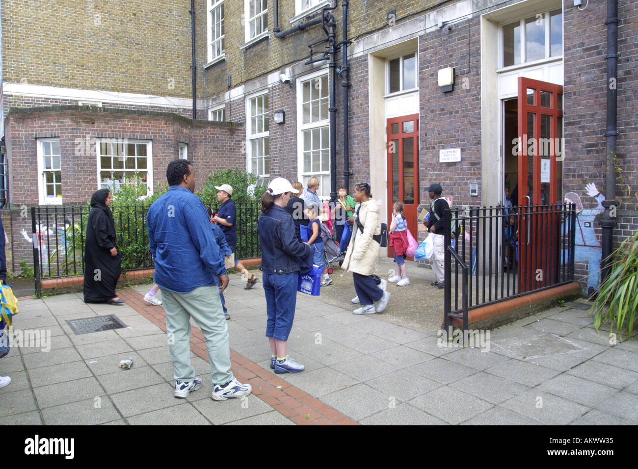 Eltern, die Kinder aus der Grundschule abholen Stockfoto