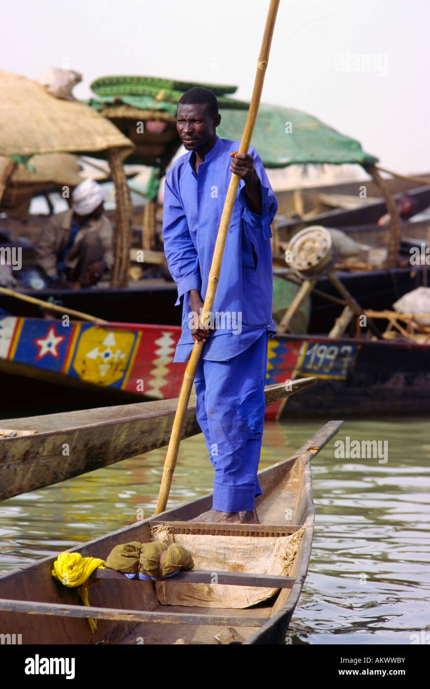 Ein Schiffer auf dem Niger in Mopti Mali Stockfoto
