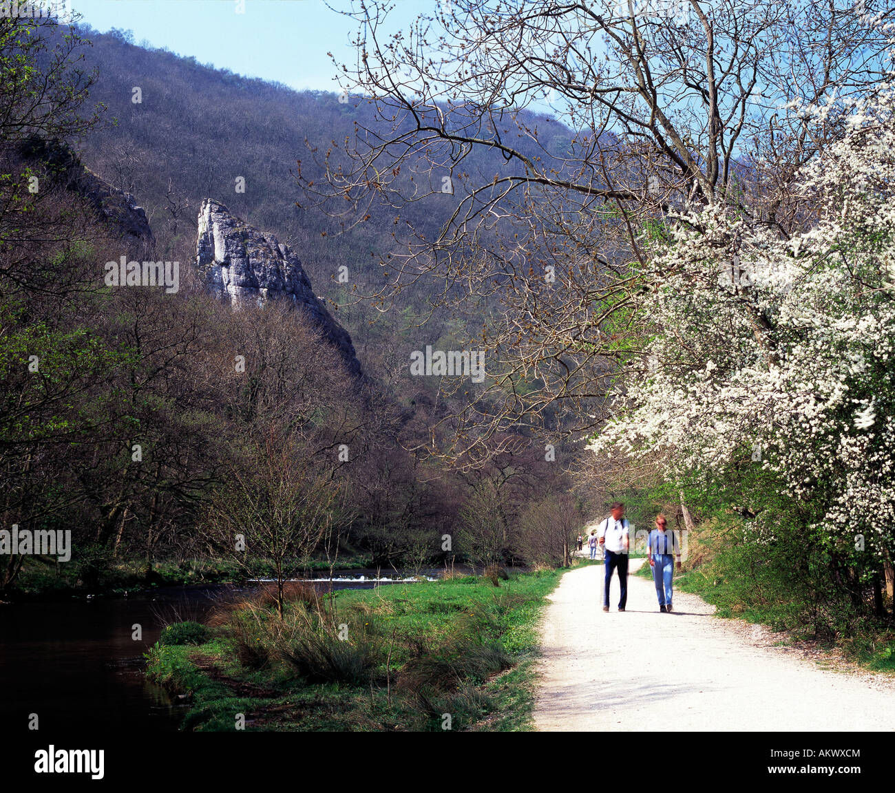 Wanderer vorbei an felsigen Tor neben dem Fluss in Tauben Dove Dale in der Nähe von Ashbourne Derbyshire Stockfoto