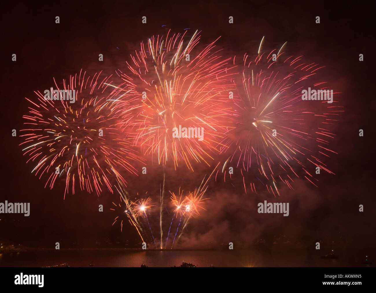 Bunte Explosion der großen Feuerwerk und Raketen auf den jährlichen Plymouth Feuerwerkswettbewerb und Display-England Stockfoto