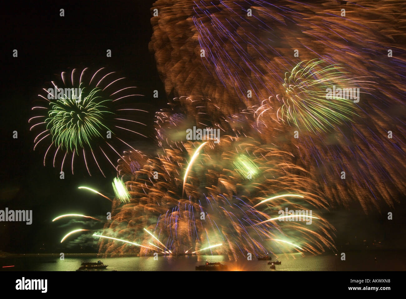 Bunte Explosion der großen Feuerwerk und Raketen auf den jährlichen Plymouth Feuerwerkswettbewerb und Display-England Stockfoto