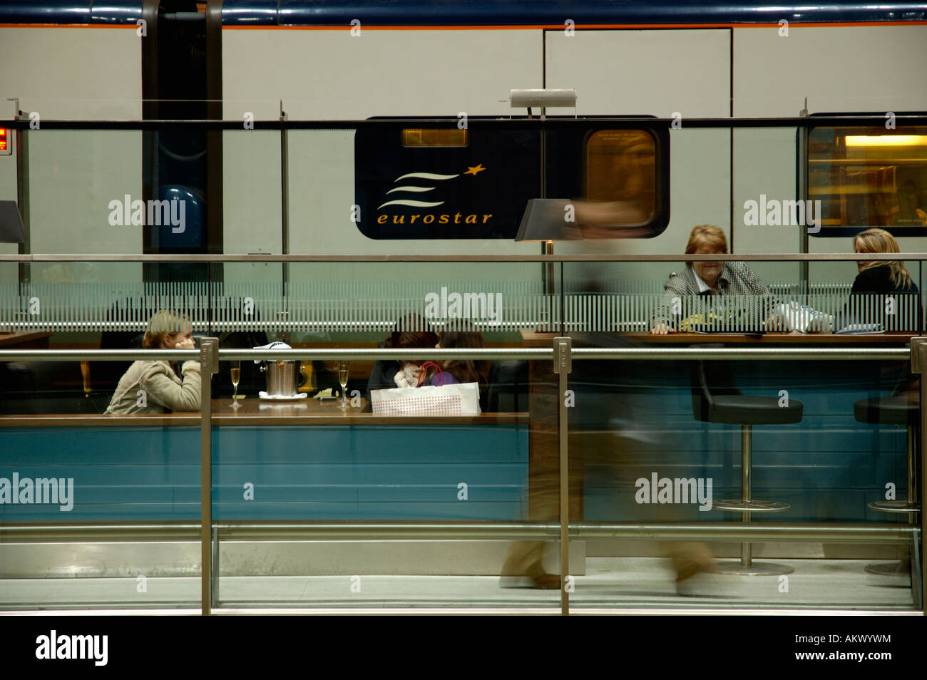 Eurostar-Zug ziehen in St. Pancras International Bahnhof neben der Champagner-Bar Stockfoto