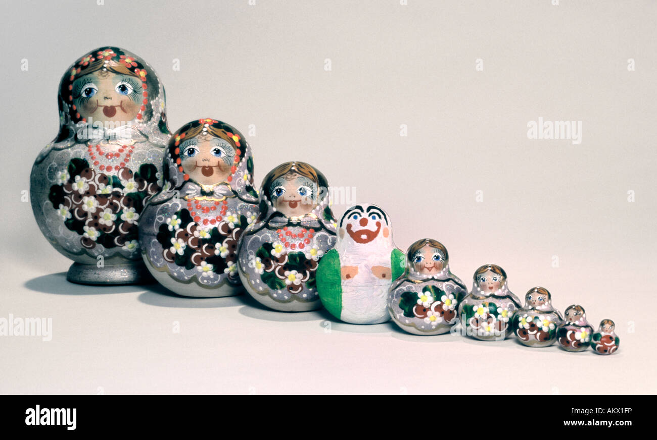 Russische Puppen mit einer abweichenden, gerade Linie, weißer Hintergrund. Stockfoto