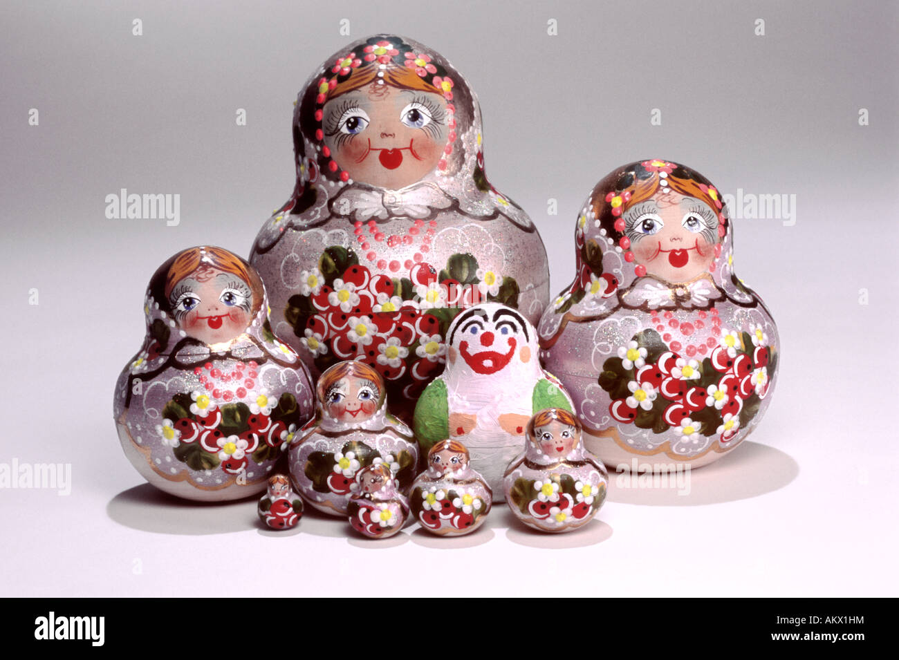 Russische Puppen mit ein abweichendes. Gruppierung, weißen Hintergrund. Stockfoto