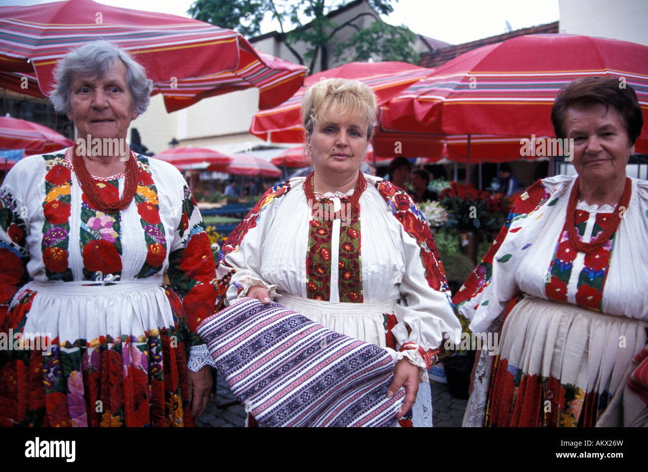 Frauen tragen traditionelle Kleidung Markt Zagreb Kroatien Stockfoto