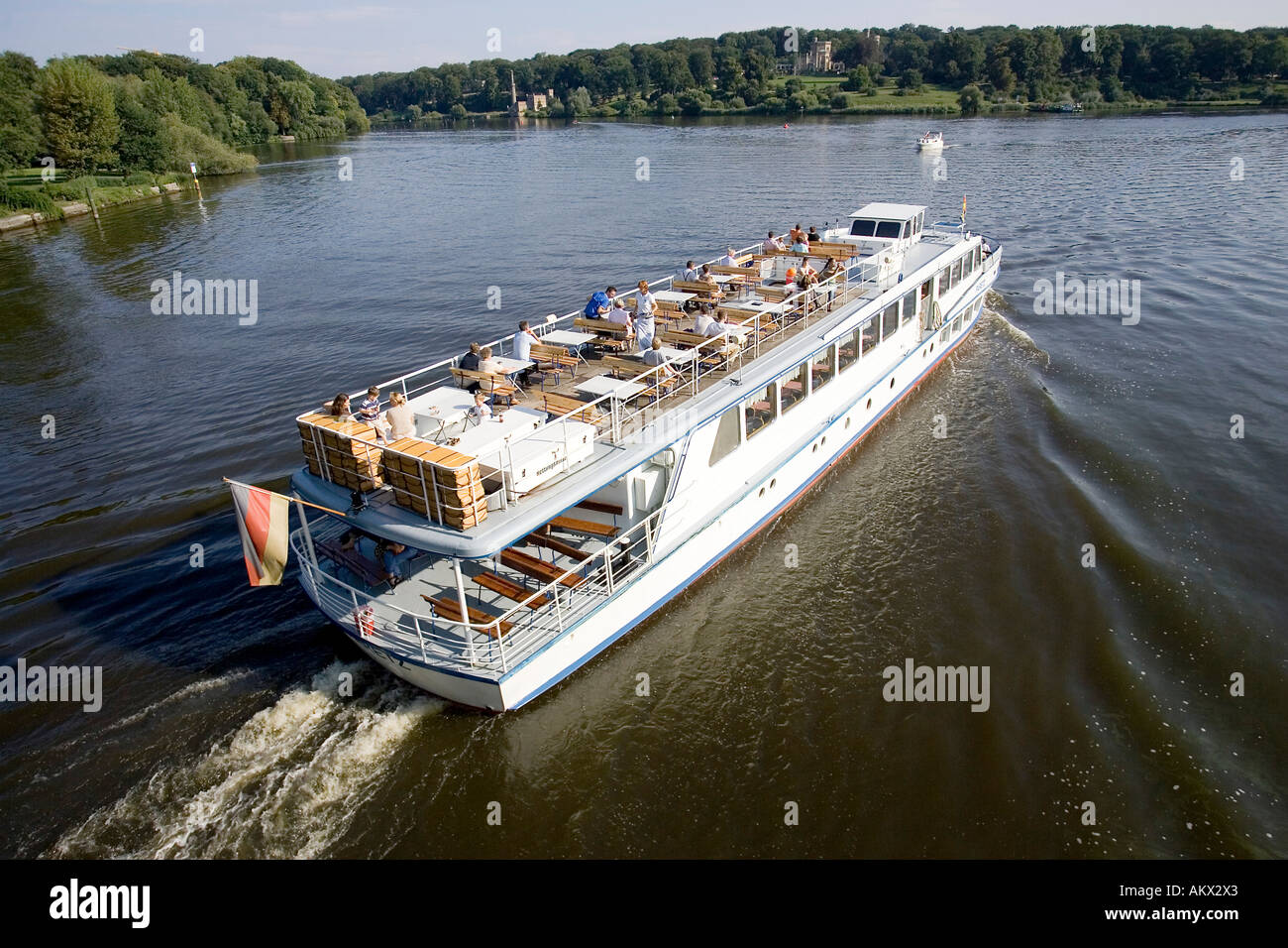 Passagierschiff in der Nähe von Babelsberg, Potsdam, Deutschland Stockfoto