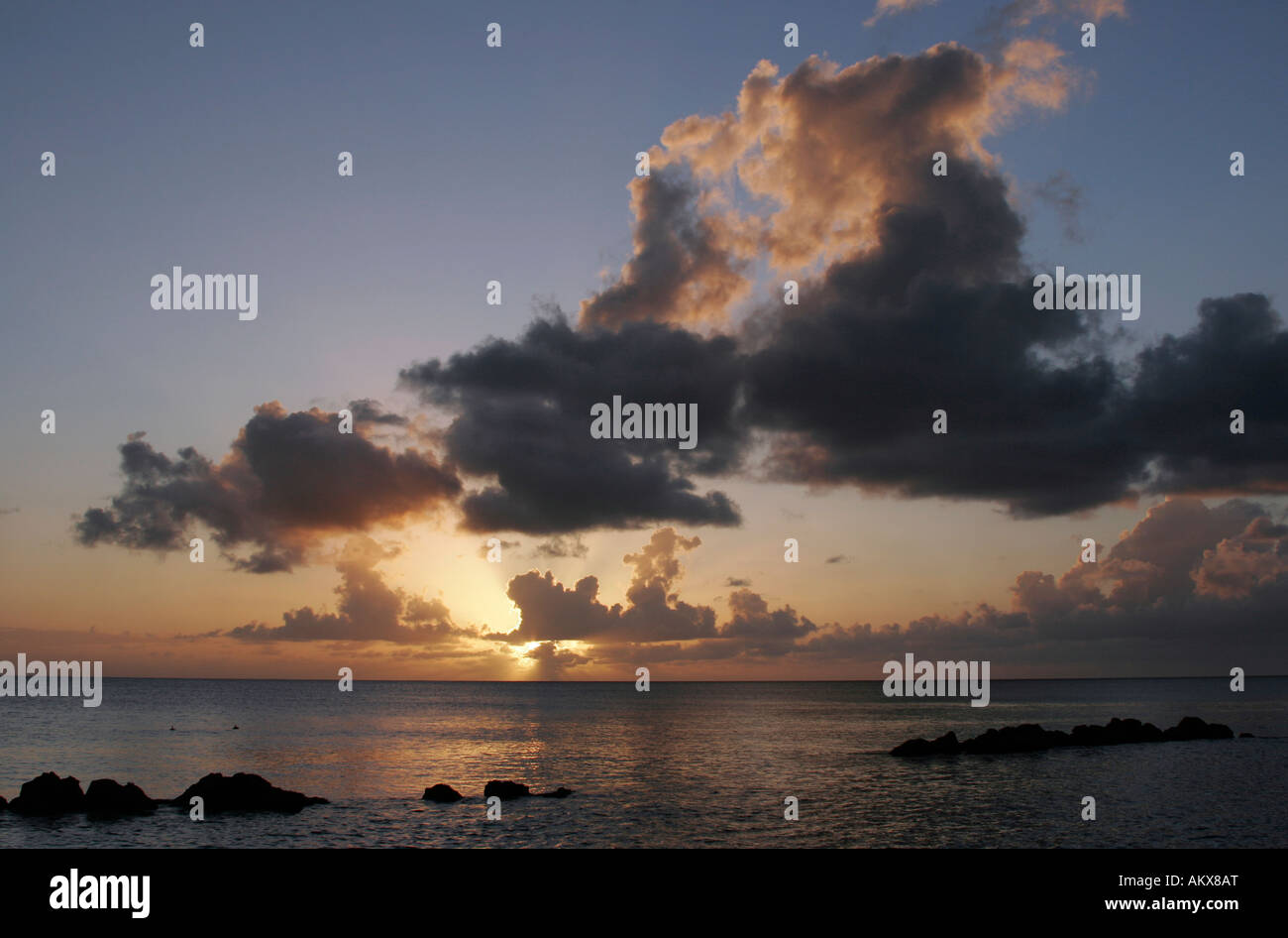 Sonnenuntergang in der Nähe von Port St. Charles auf der Karibikinsel Barbados Stockfoto