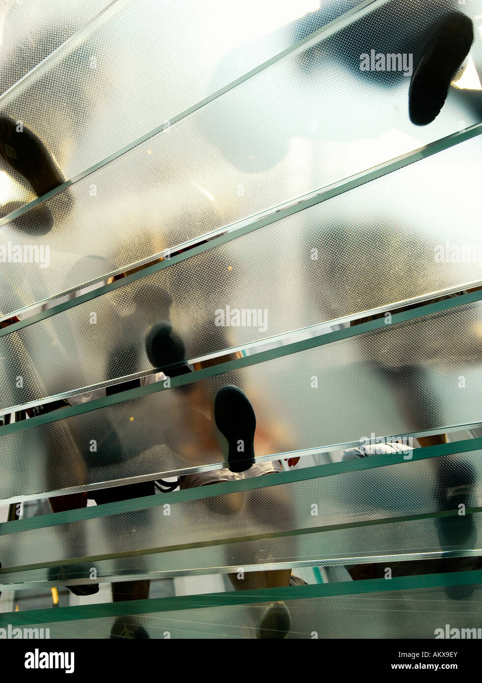 Menschen, die transparente Treppe hinauf klettern. Stockfoto