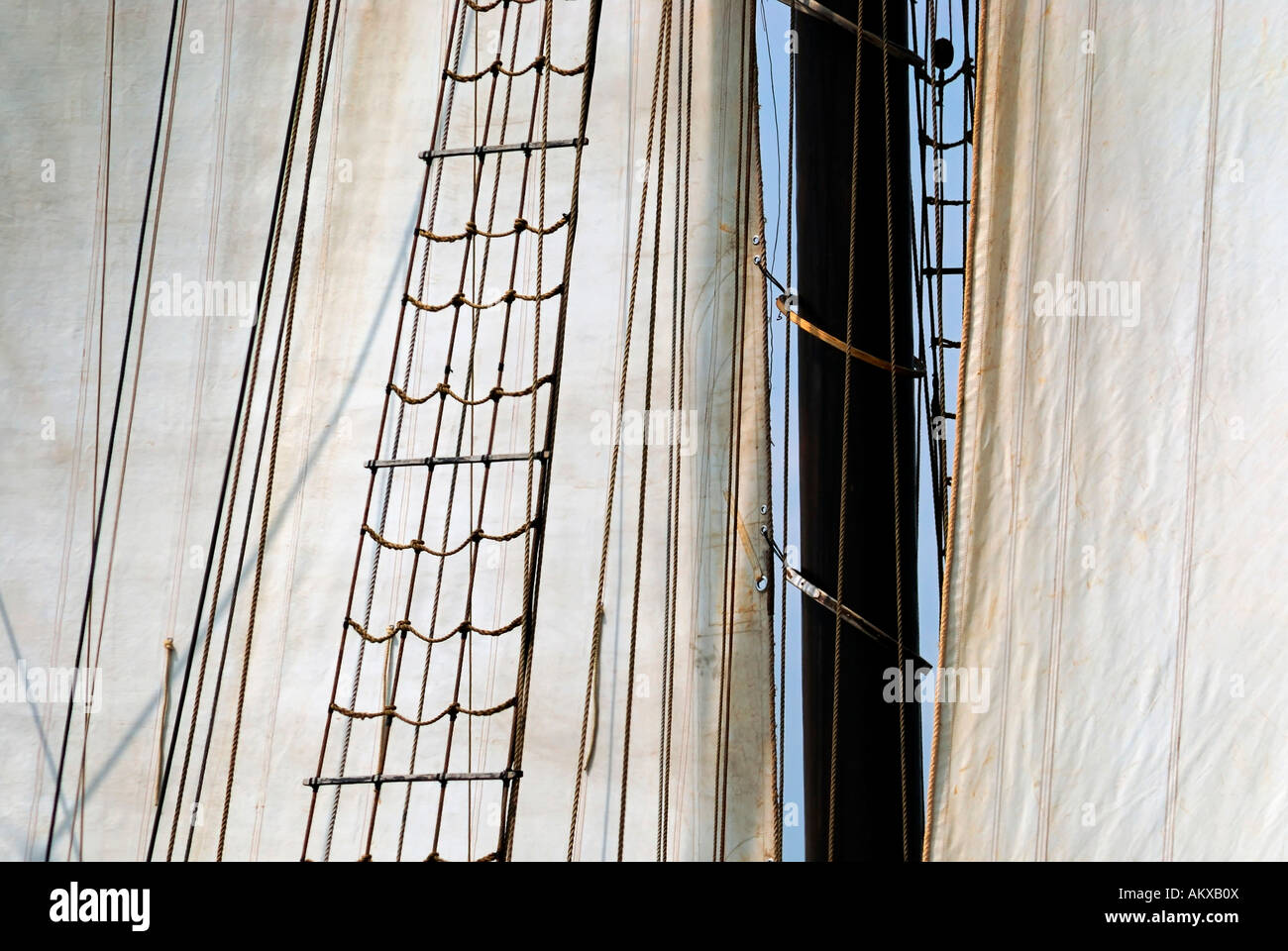 Detailansicht der Segel und Takelage von einem Großsegler Stockfoto
