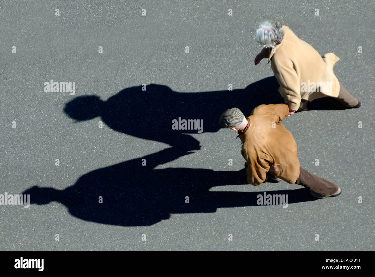 Seniorenpaar, die Hand in Hand gehen, Vogelperspektive mit Schatten Stockfoto