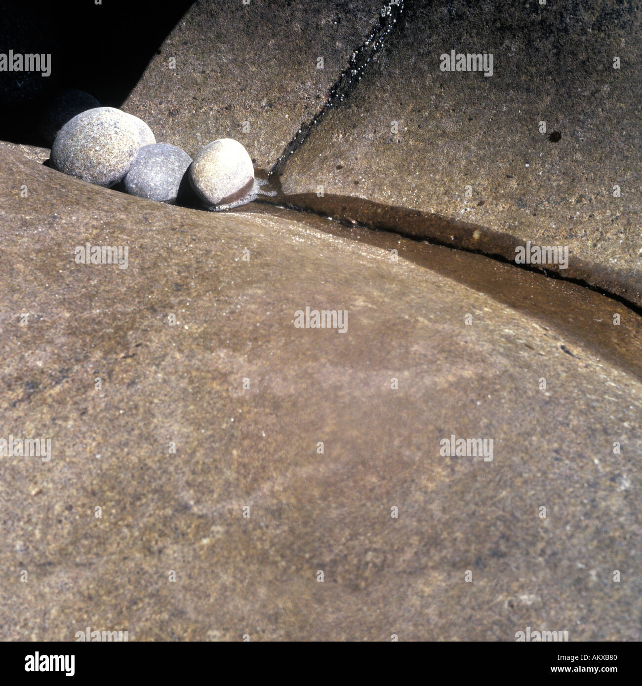 Nest aus hellen Kies und Wasserlinie auf glatten braunen Felsen Bildung Vorland Reiff Wester Ross Scotland Stockfoto