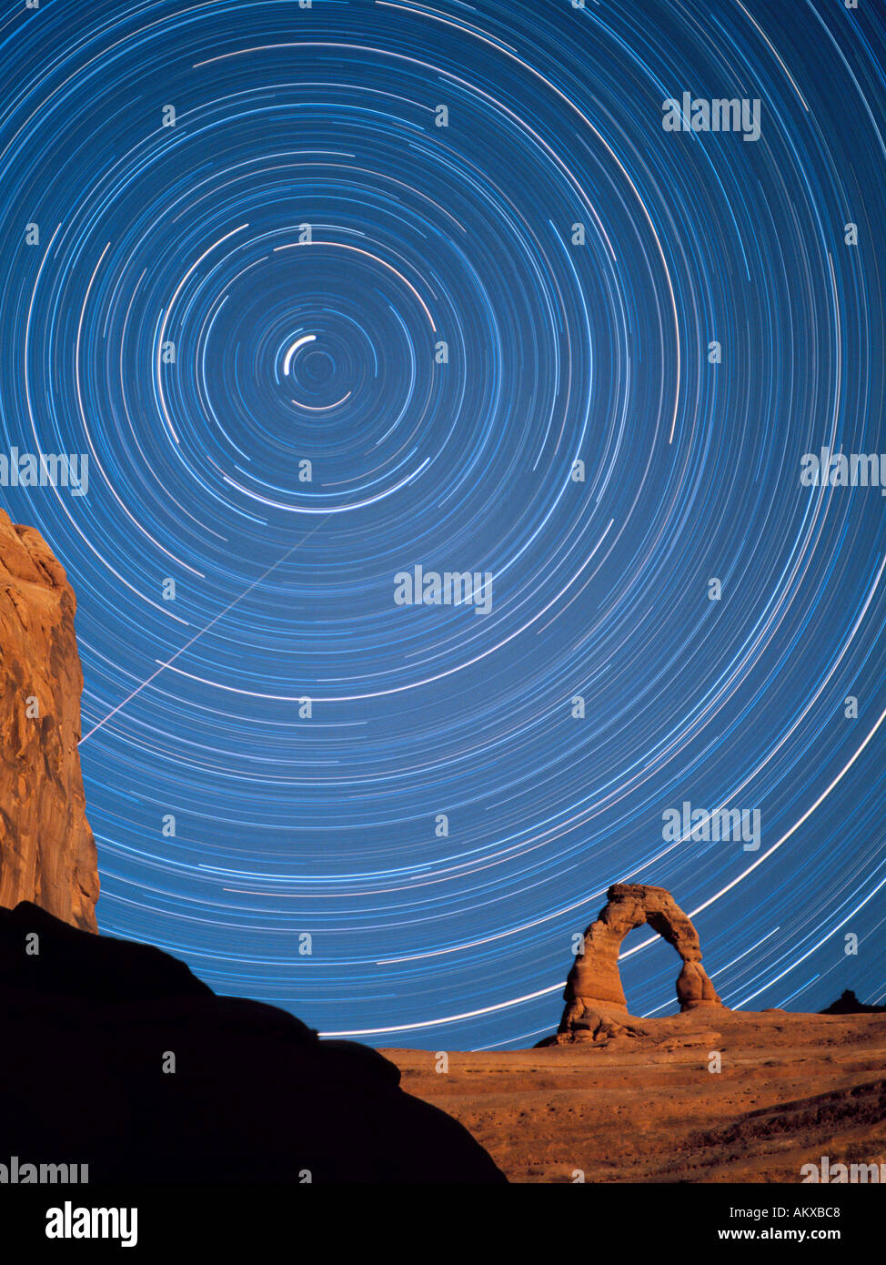 Dieses Bild von der Zarten Arch und den nördlichen Himmel bei Nacht zeigt das Muster der Sterne während einer sechs Stunden Exposition Stockfoto