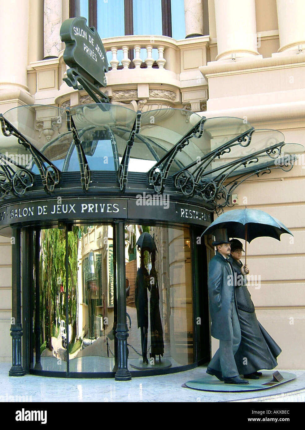 Private VIP-Eingang zum Casino von Monte Carlo Monaco mit Leben Größe geformten Menschen im 19. Jahrhundert kleiden Stockfoto