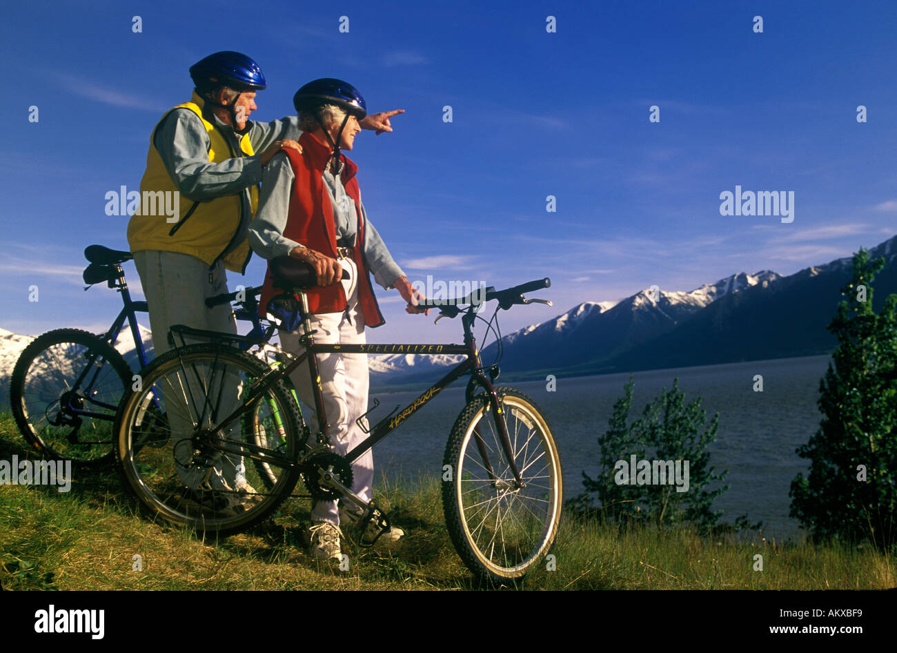 Älteres Paar mit Mountain-Bikes, genießen die Aussicht Herr Stockfoto