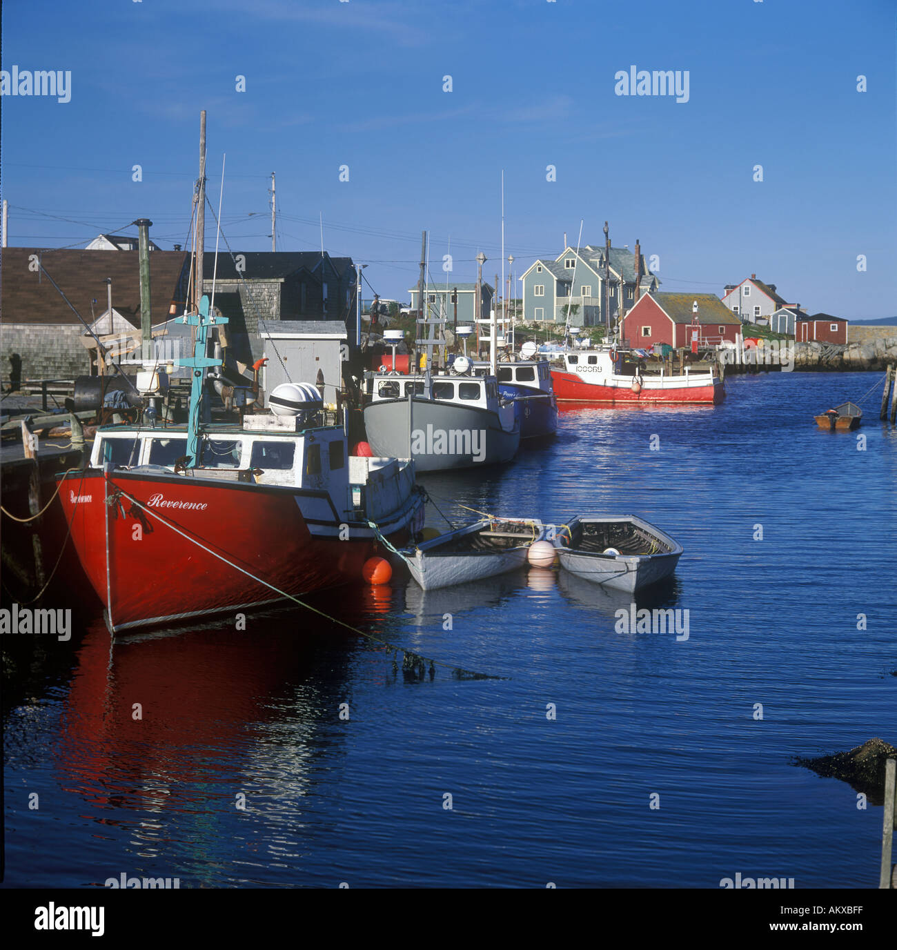 Hummer-Boot gebunden zu einem Dock in Peggys Cove Harbour Nova Scotia Kanada Stockfoto