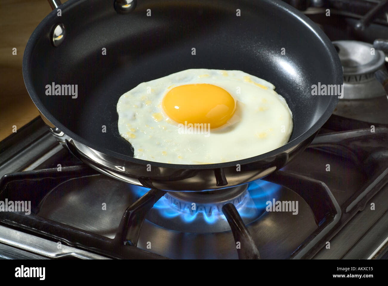Braten ein Ei in eine Teflon beschichtete Pfanne Stockfoto