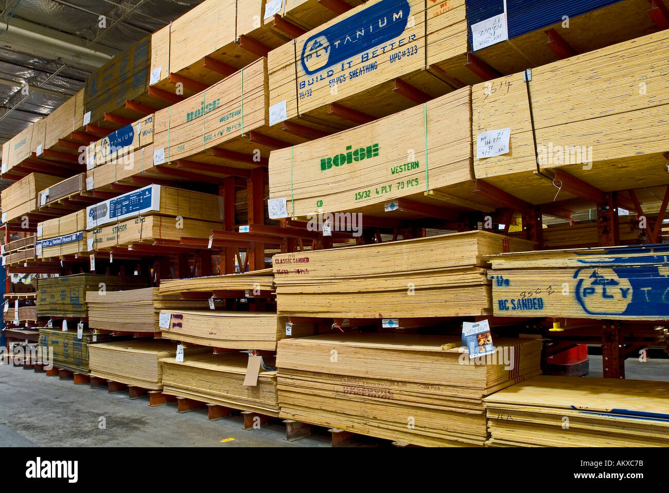 Bauholz Racks bei Home Improvement speichern Stockfoto