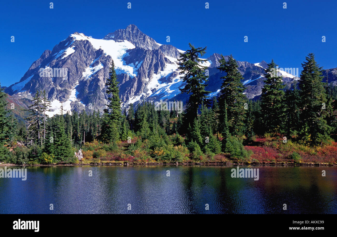 Fernsicht auf Mt Shuksan mit einem See und immergrünen Bäumen im Vordergrund North Cascade Mountains Washington Stockfoto