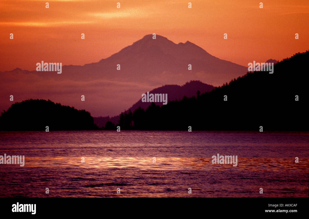 Altrosa gelb und violett Sonnenaufgang über Mt Baker im Puget Sound, Washington, USA Stockfoto