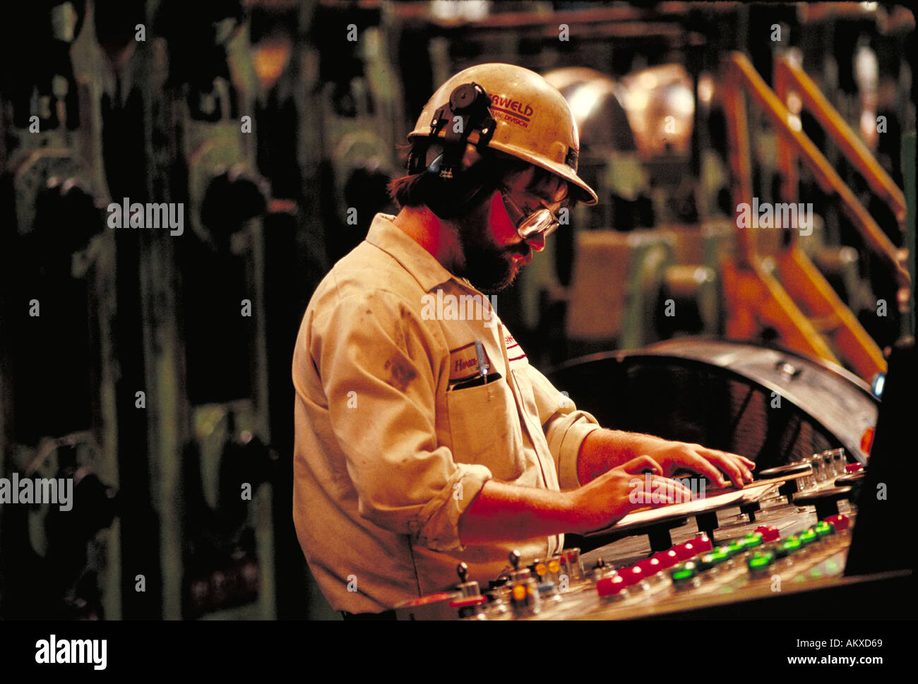 Mann, computerisierte Bedienelemente im Stahlbau Werk Birmingham Alabama Stockfoto