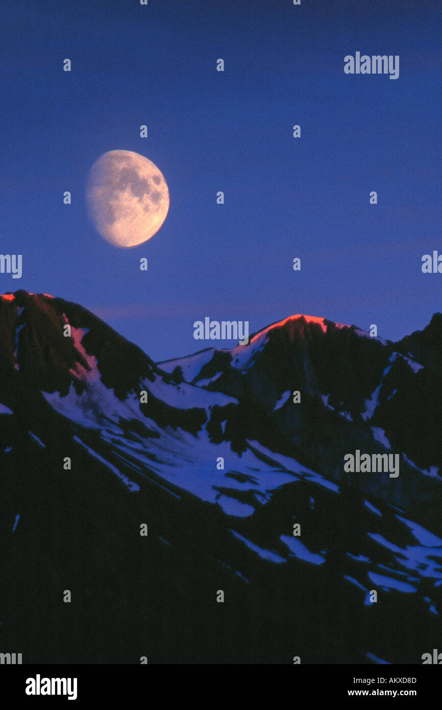 Dunkle Bergspitzen wie der Mond erhebt sich über der Chilikat-Reihe-Alaska Stockfoto