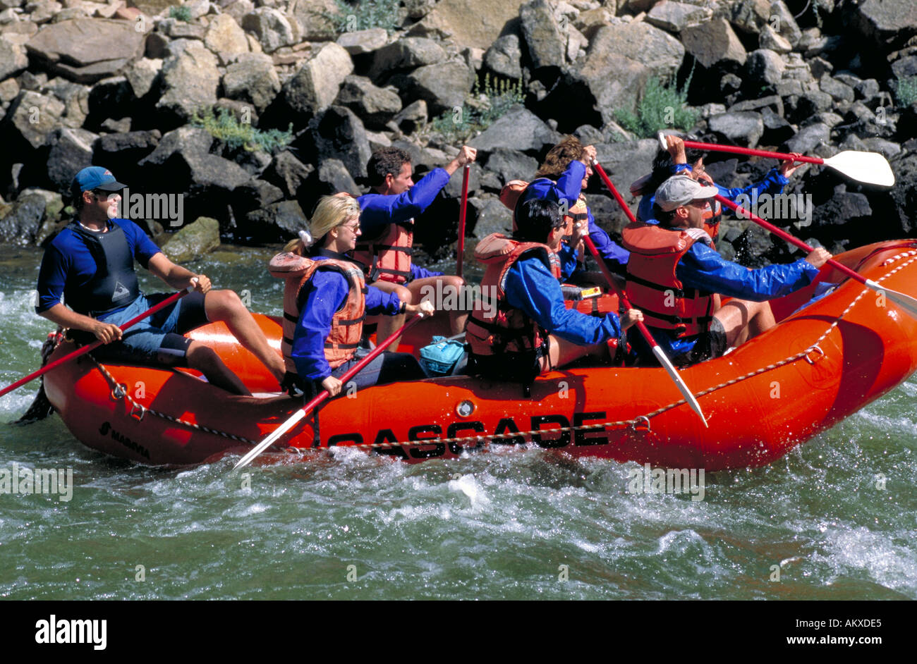 Eine Gruppe von Wildwasser Sparren trotzen die wilden Gewässer des Flusses "Peyete" an Bord ein rotes Schlauchboot Peyete Boise, Idaho Stockfoto