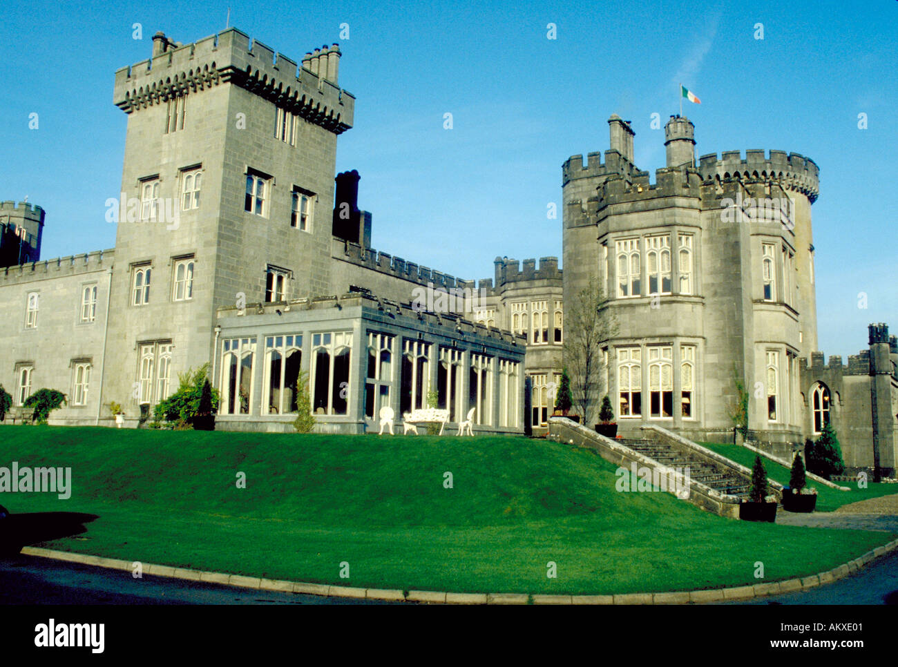 Beeindruckende Dromoland Castle oder Manor erhebt sich majestätisch über einen gepflegten Rasen, dies ist eines der großen Burg Stockfoto