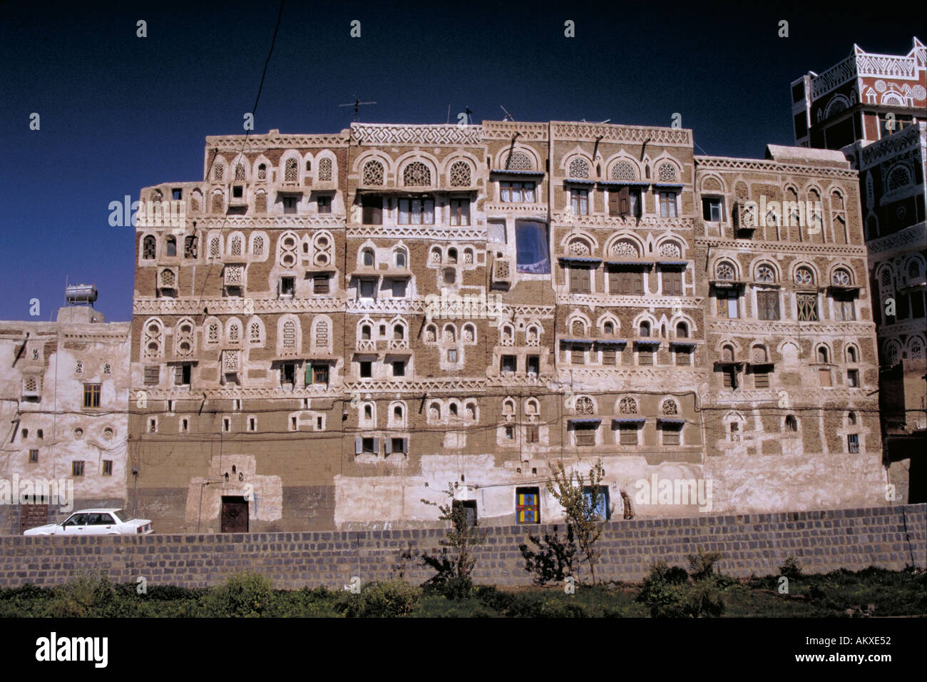 Alte Schlamm Bau hoch Stadthaus wohnen in moderner Stadtarchitektur, Jemen Stockfoto