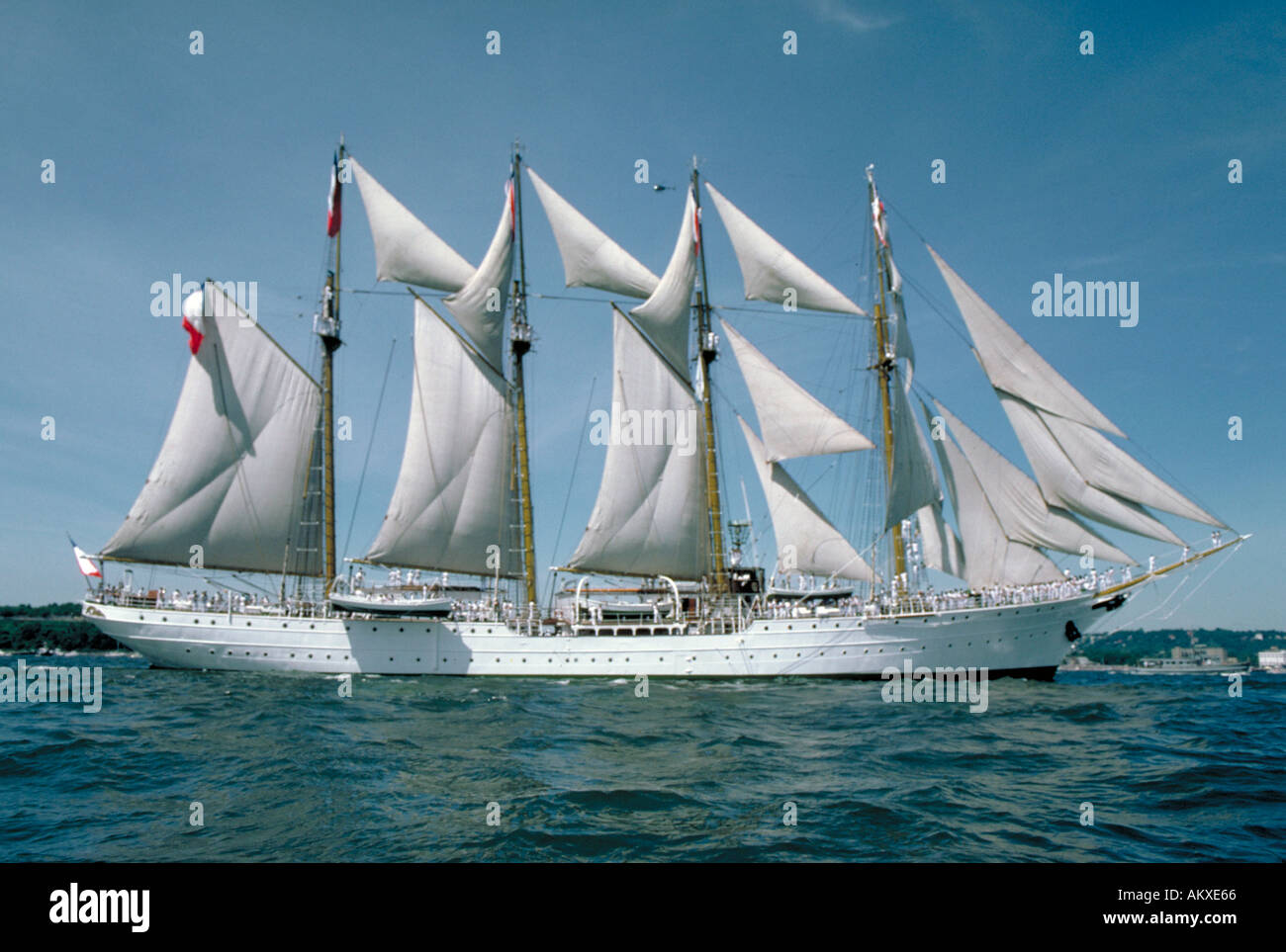 Ein weißer vier Masten Barkentine Schiff an vollen Segeln auf historischen Schiffe groß Ausstellung, Newport Rhode Island Stockfoto