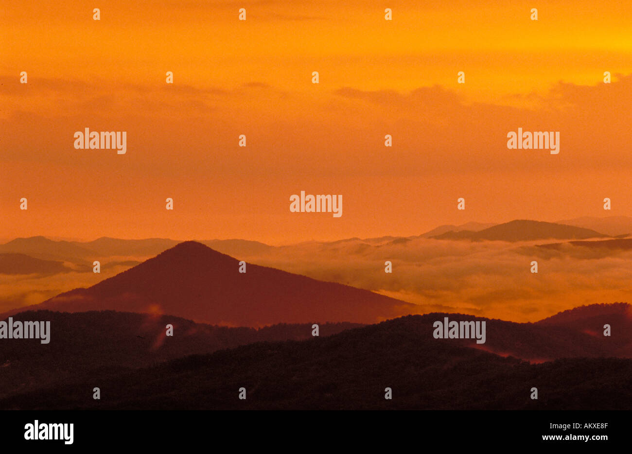 Sonnenuntergang in Blue Ridge Mountains spiegelt sich in der orange und goldenen Bernstein Glut des Gebirges Wolken Landschaft Sonnenuntergang Stockfoto