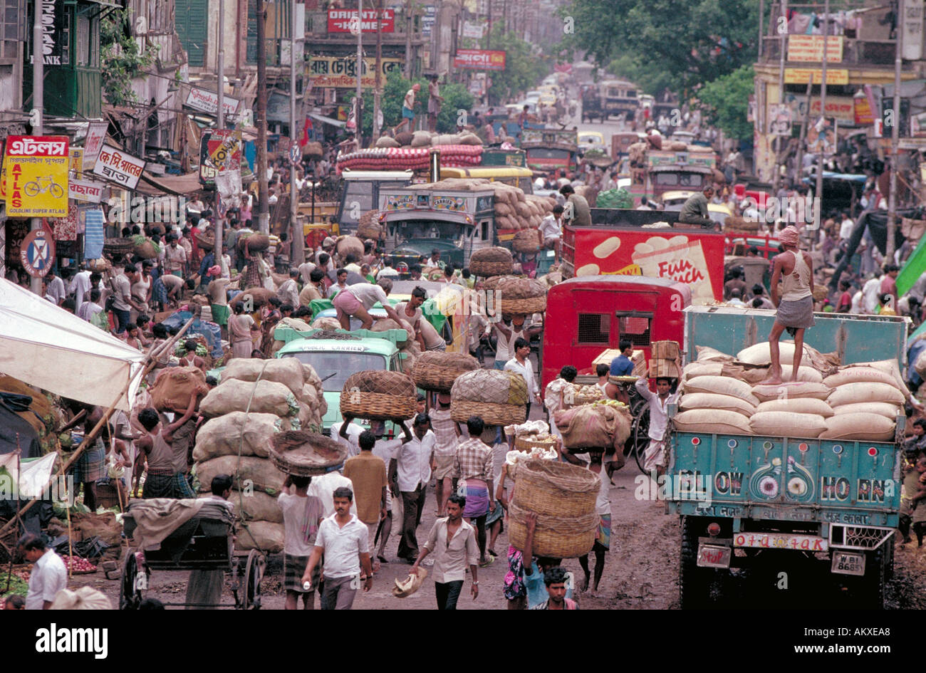 Anything goes in Kalkutta Indien, Parken und Einkaufen in den beengten Verhältnissen Stockfoto