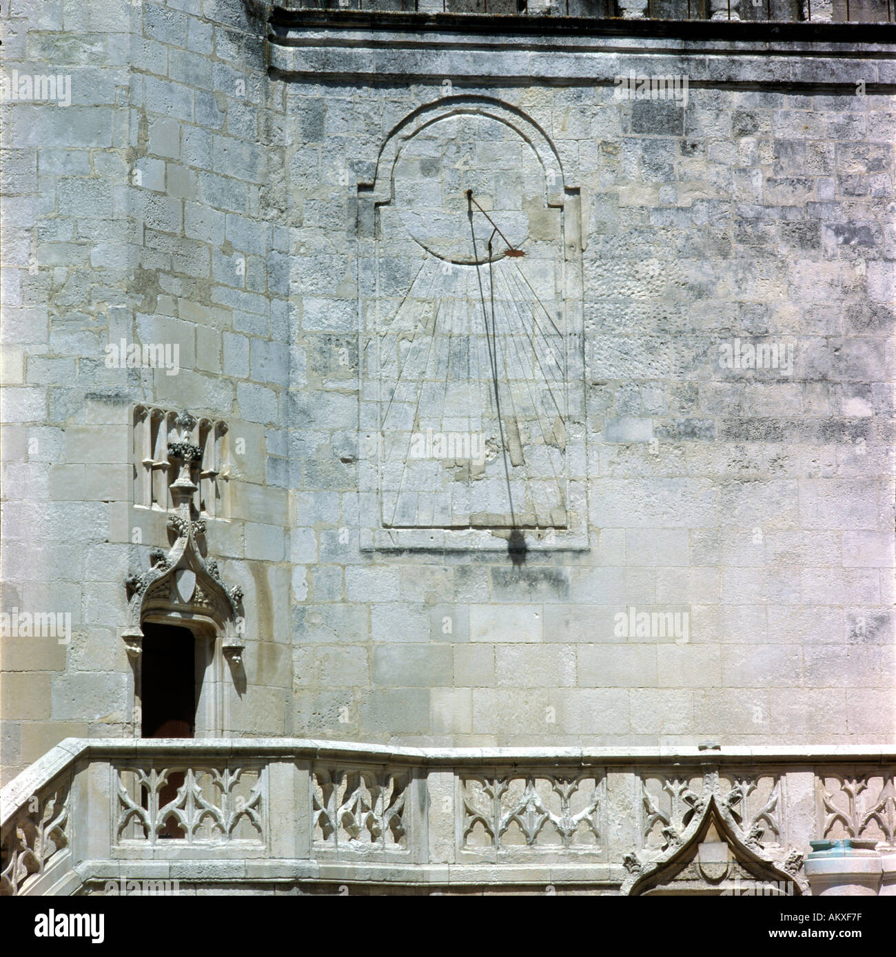 Große Wand-Sonnenuhr über dem Balkon des siebzehnten Jahrhunderts Hotel de Ville La Rochelle Charente Maritime-Frankreich Stockfoto