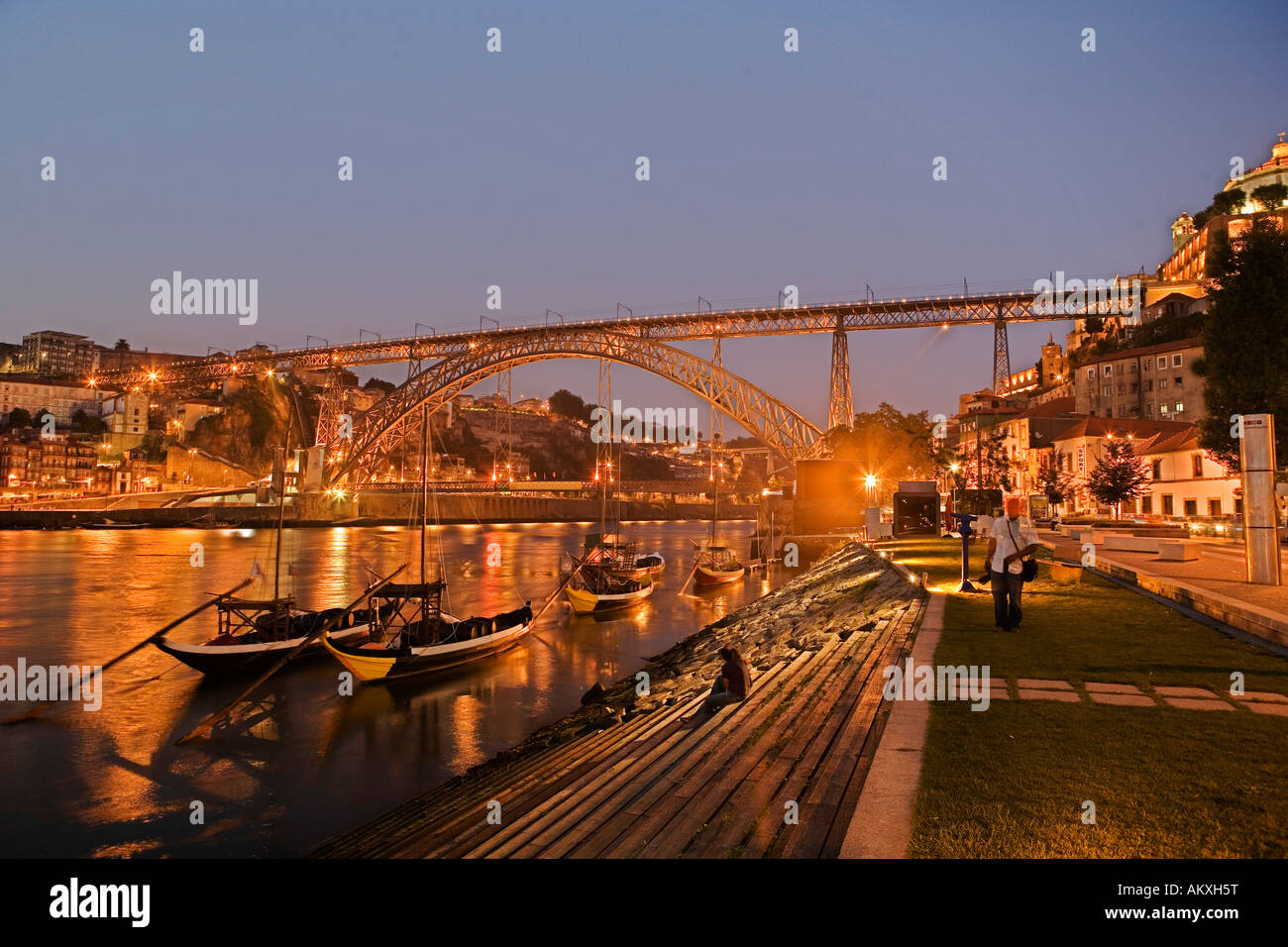 Die Altstadt von Porto, Portugal, am Abend Stockfoto