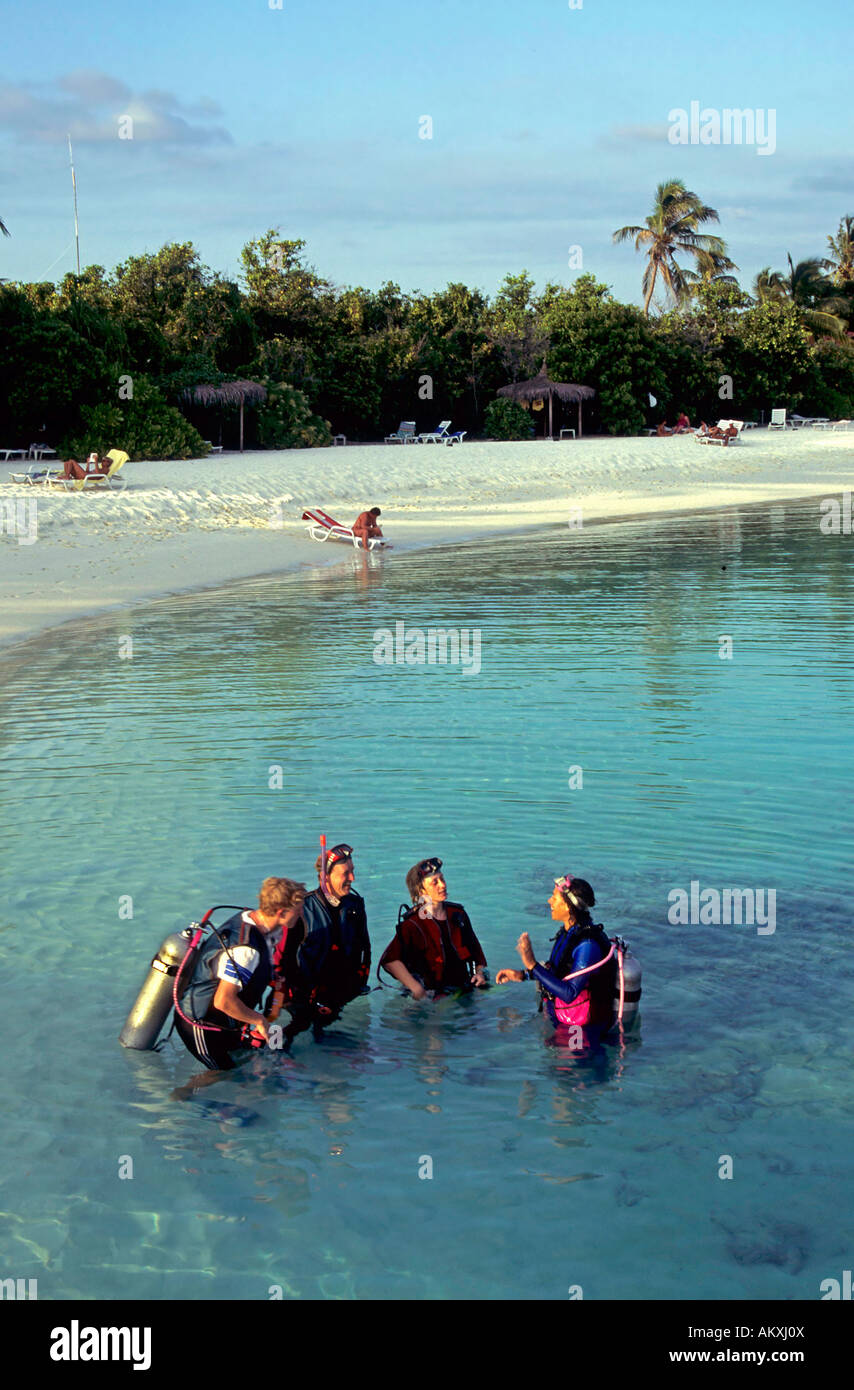 Tauchlehrer mit Schülerinnen und Schülern im seichten Wasser der Malediven Stockfoto