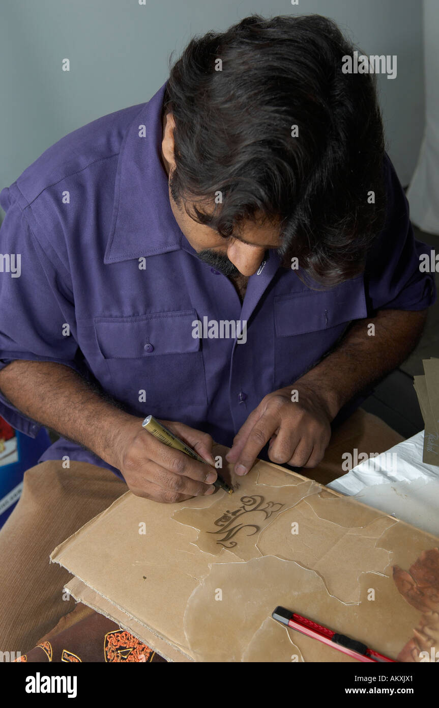 Pakistanische traditionelle Handwerker auf Camels Haut schreiben Stockfoto